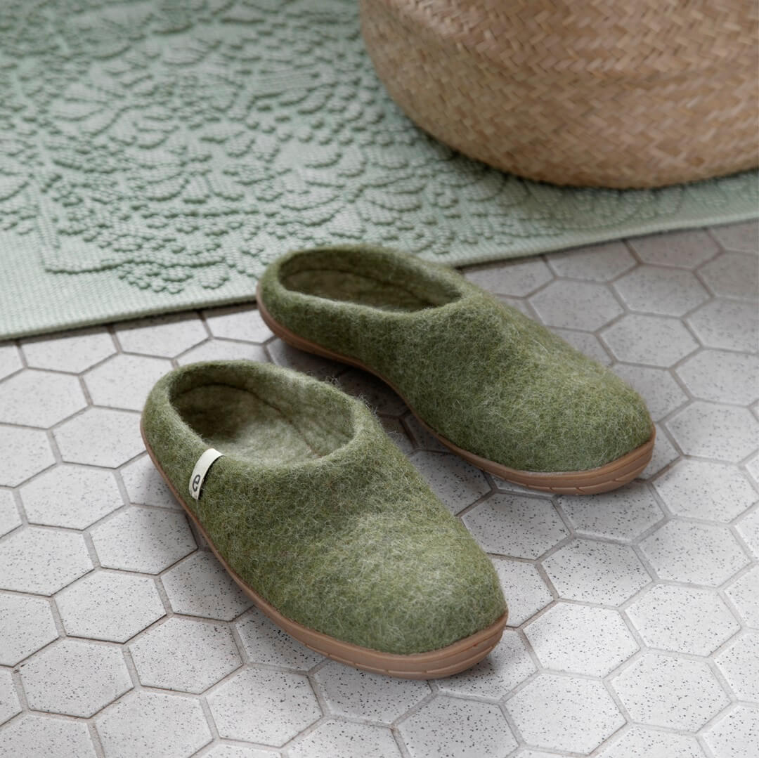 egos-slipper-mit-gummisohle-in-der-farbe-mossgreen-moosgruen-scandista